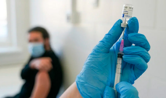 В Москве позволят самозанятым вакцинироваться от ковида