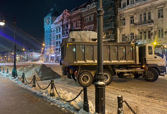 С улиц Владивостока за ночь вывезли более тысячи тонн снега