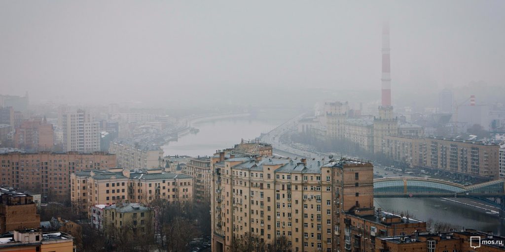 Столичным водителям рекомендуют отказаться от обгона из-за тумана