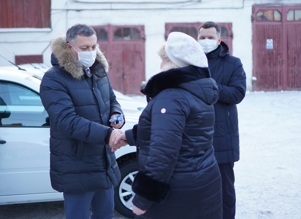 В Иркутской области медучреждениям передали 15 автомобилей