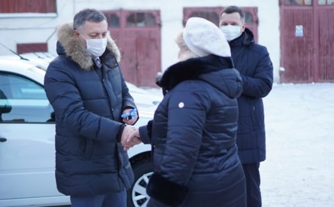 В Иркутской области медучреждениям передали 15 автомобилей