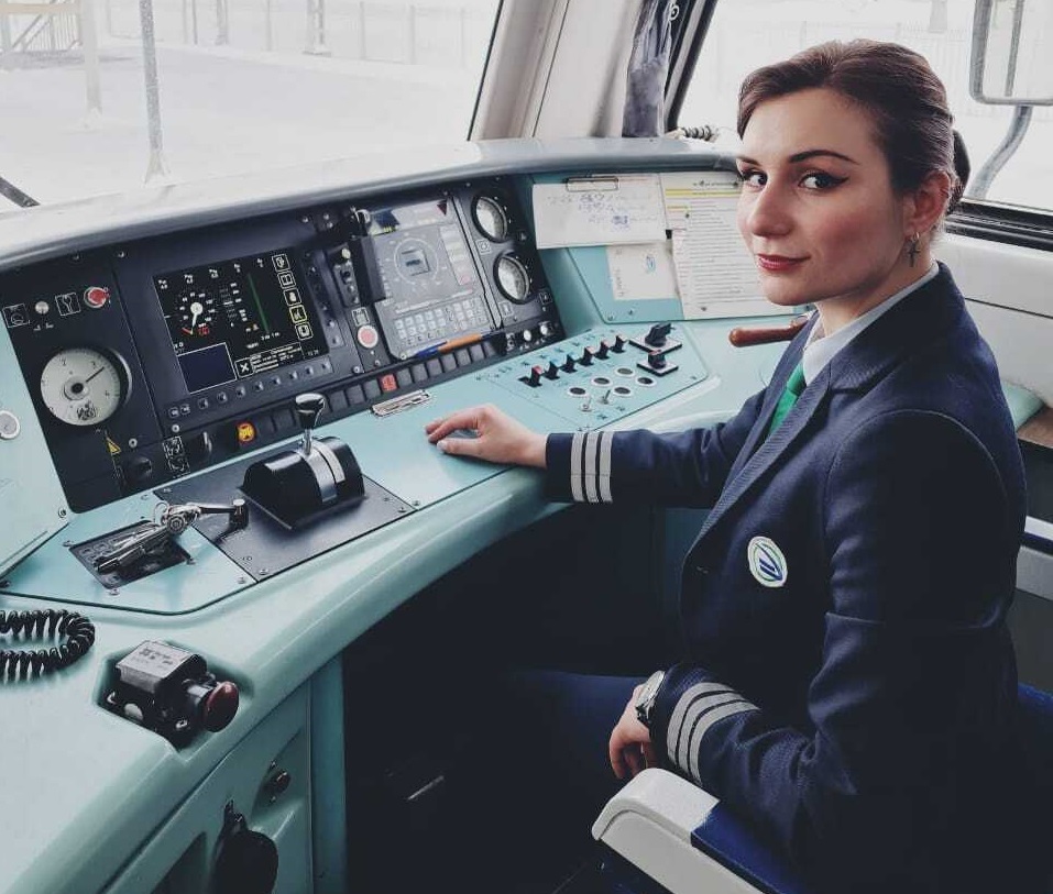 Первая в России женщина – машинист электрички вышла в рейс