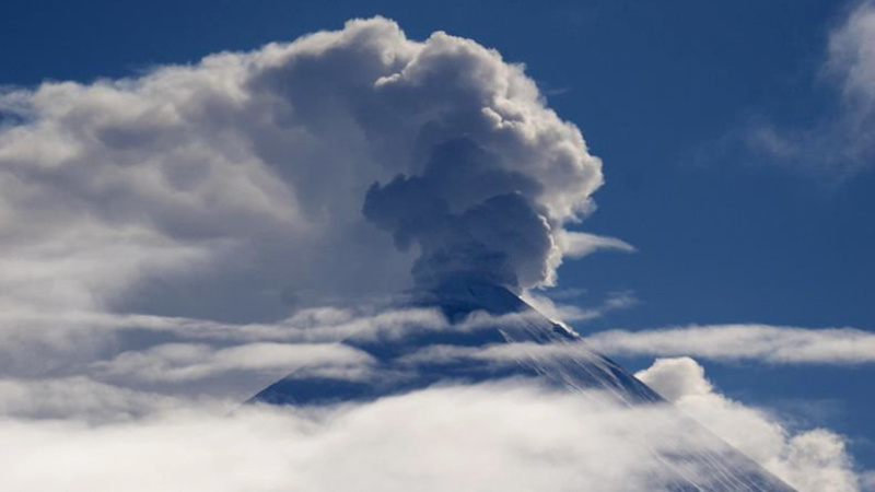 Вулкан на Камчатке выбросил пепел на шесть километров