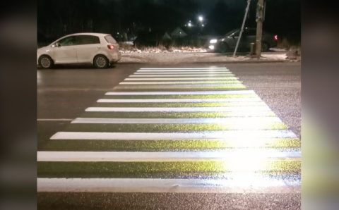 В Пскове появился первый проекционный пешеходный переход