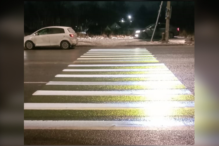 В Пскове появился первый проекционный пешеходный переход