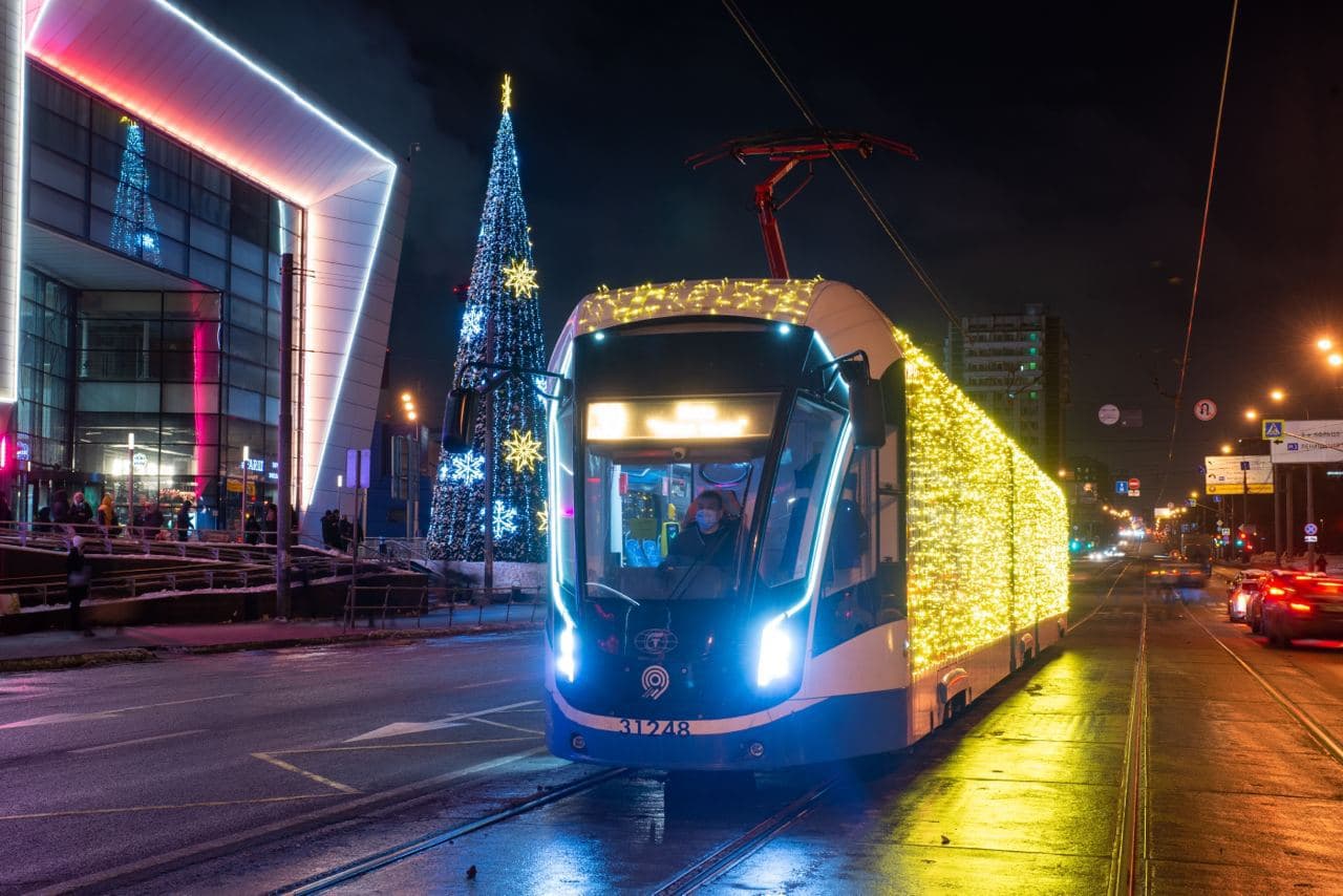 Новогодние электробусы и трамваи будут ходить в Москве до конца зимы