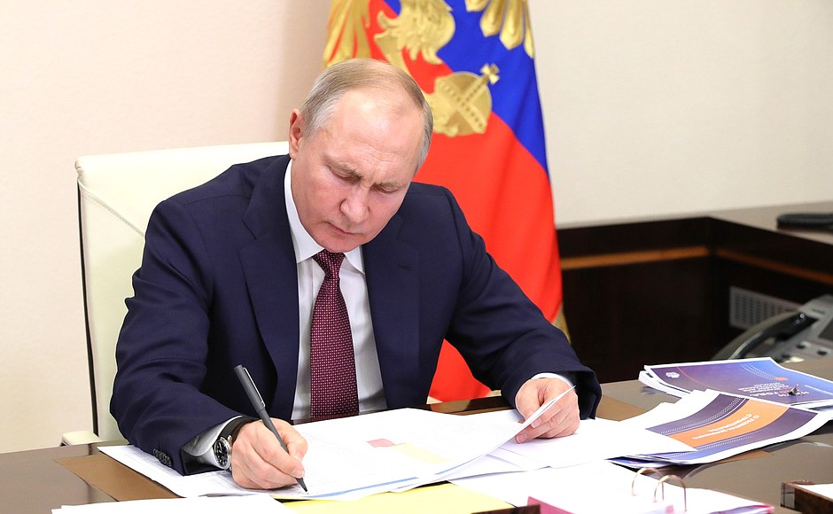 Путин объявил старт массовой вакцинации всего населения РФ
