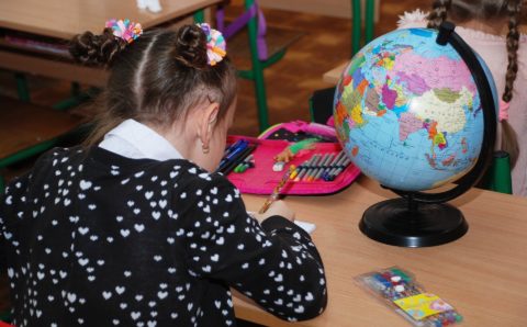 Россияне предпочитают записывать ребенка в школу через Госуслуги