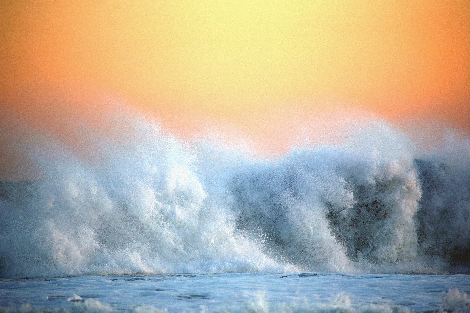 В акватории Тихого океана на Камчатке ожидаются волны высотой до 9 метров