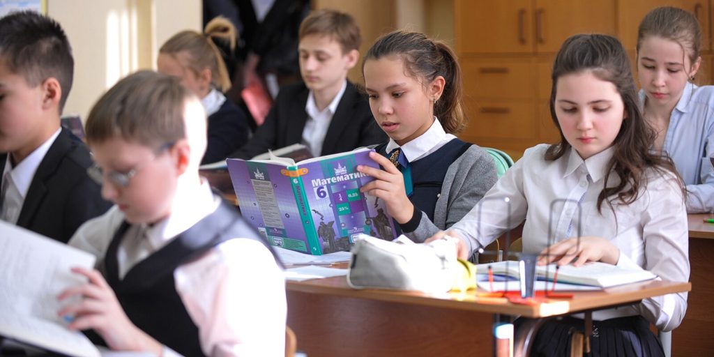 Школьники в столице вернулись к очному обучению