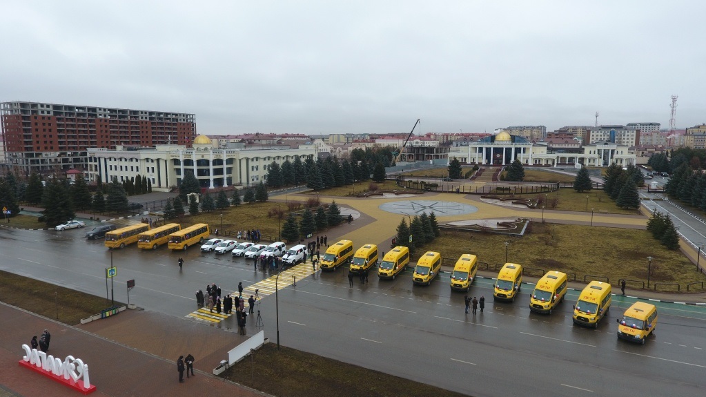 В Ингушетии школы и медорганизации получили новые автобусы и машины
