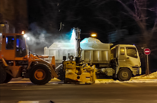 Дорожники вывезли с улиц Владивостока ещё 1300 кубометров снега