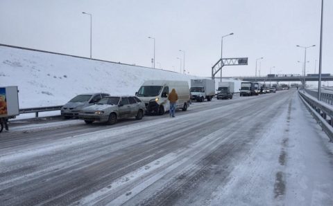 Дорожная техника продолжает расчищать Крымский мост от снега