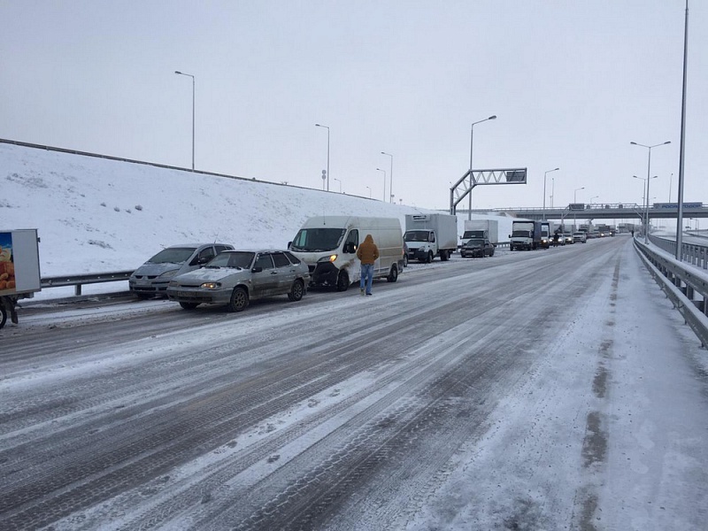 Дорожная техника продолжает расчищать Крымский мост от снега