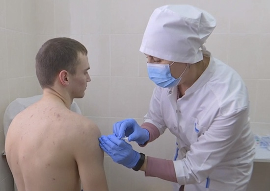 Курсантам Владивостока сделали антиковидные прививки