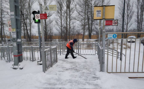 На железной дороге в Подмосковье снег убирает 2,9 тыс. работников 