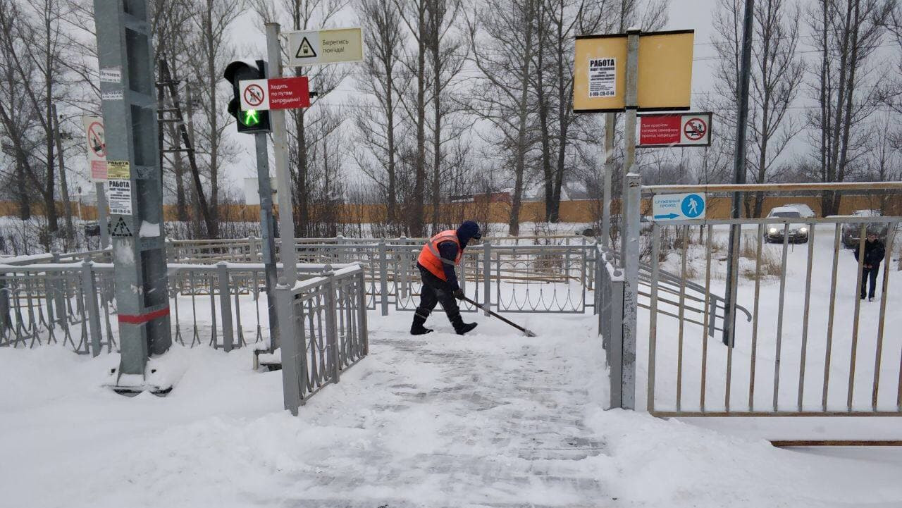 На железной дороге в Подмосковье снег убирает 2,9 тыс. работников 