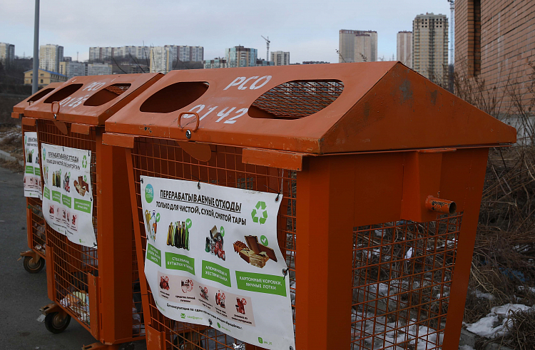 В Приморском крае обновили мусорные контейнеры