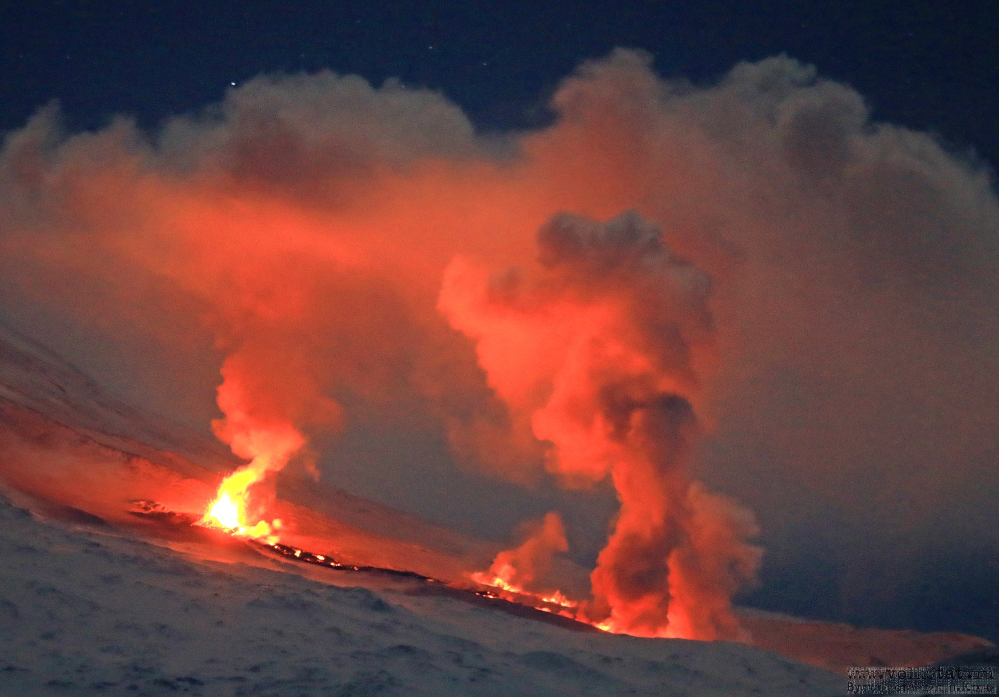 Спасатели попросили камчатцев не приближаться к извергающему вулкану