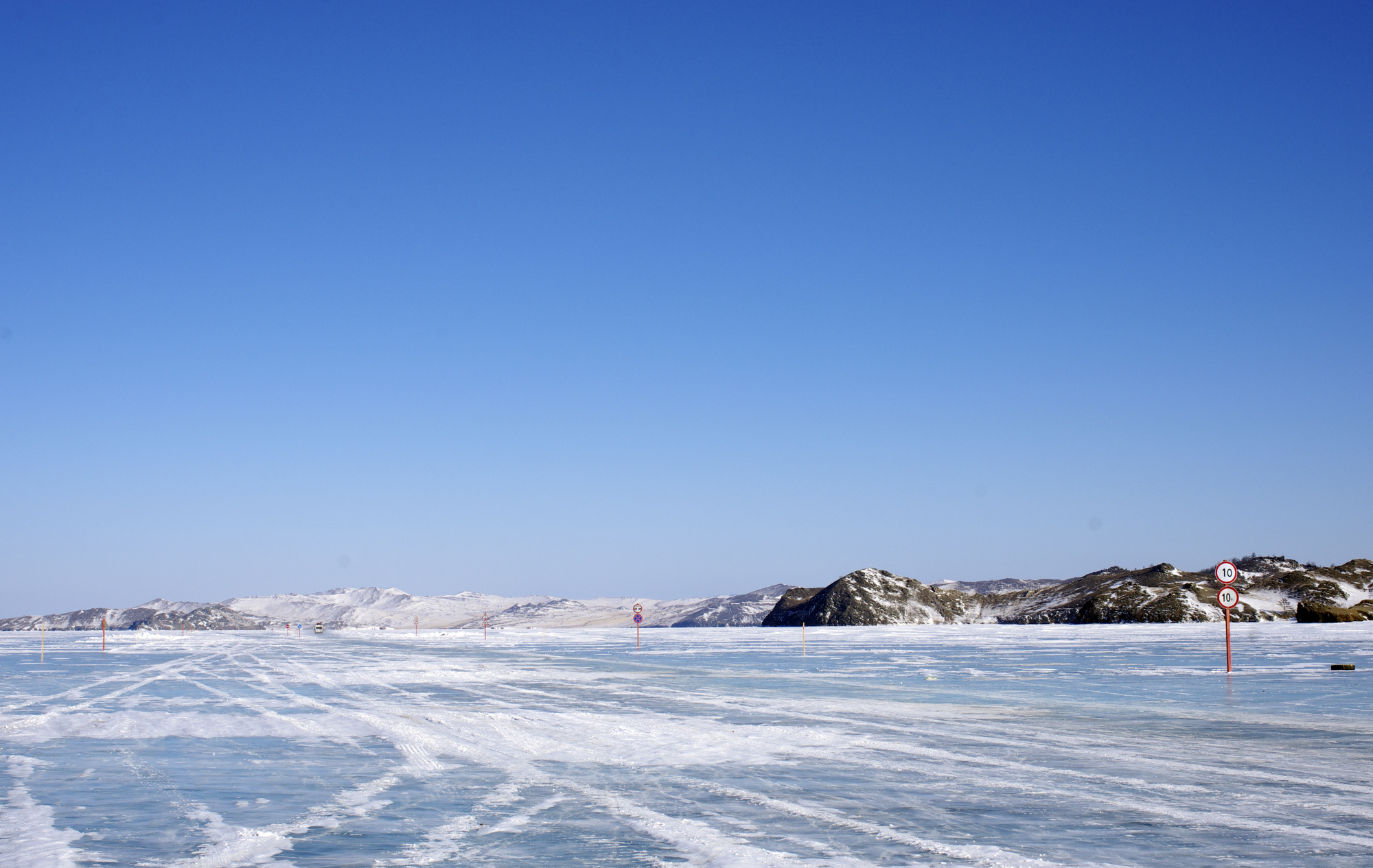 На Байкале открыли ледовую переправу длиной 11 км