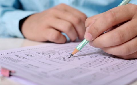 Школьники Подмосковья смогут записаться на выпускные экзамены онлайн