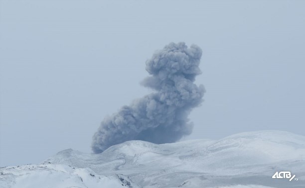 Вулкан Эбеко выбросил пепел на 2,5 километра