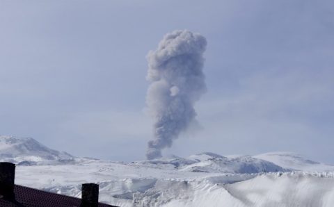 Курильский вулкан Эбеко выбросил пепел на 2 км