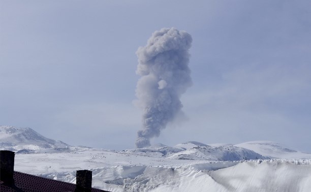 Курильский вулкан Эбеко выбросил пепел на 2 км