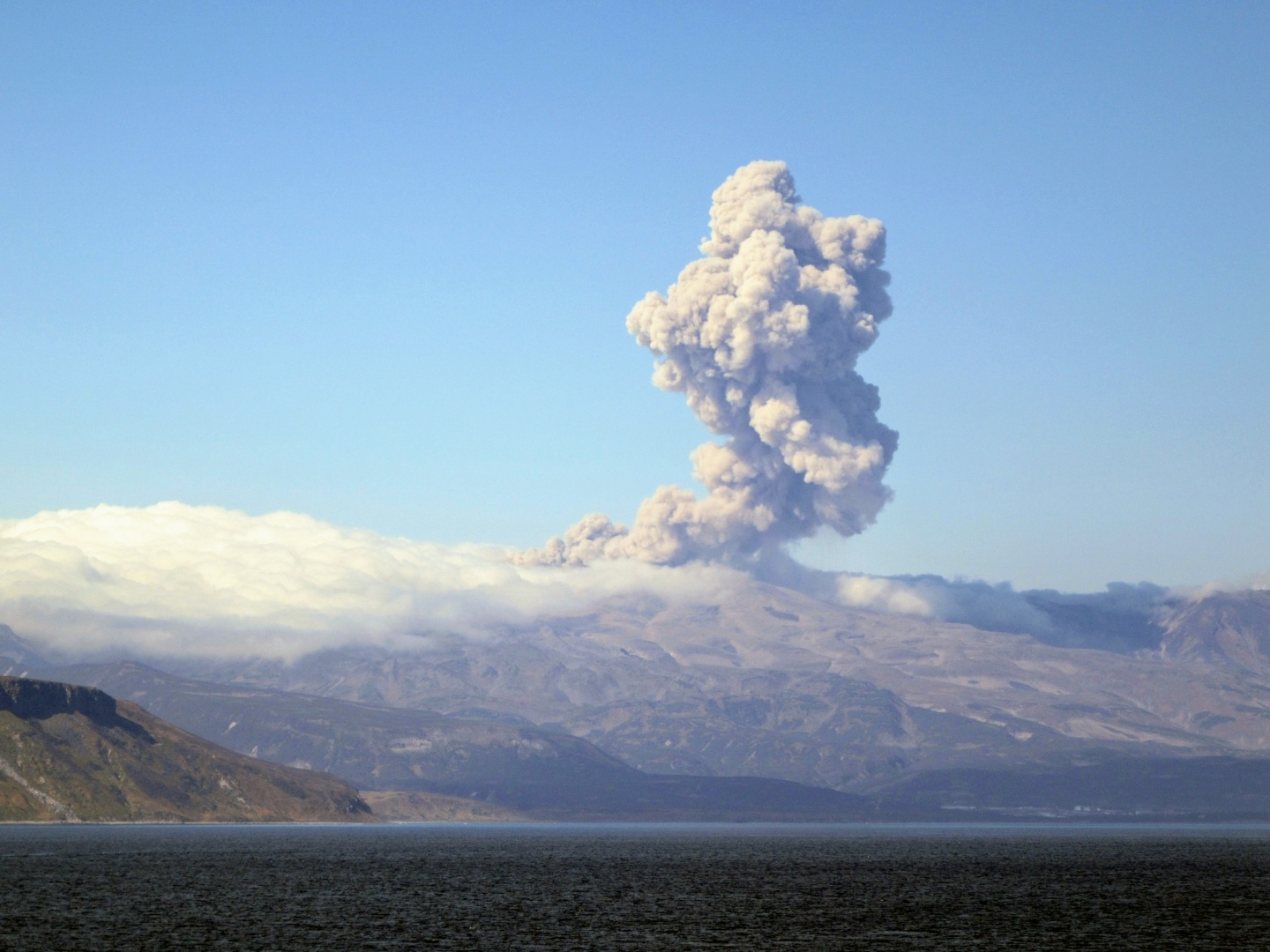 Вулкан Эбеко дважды за сутки «выстрелил» пеплом