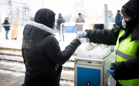 Жителям Подмосковья раздают горячий чай на остановках