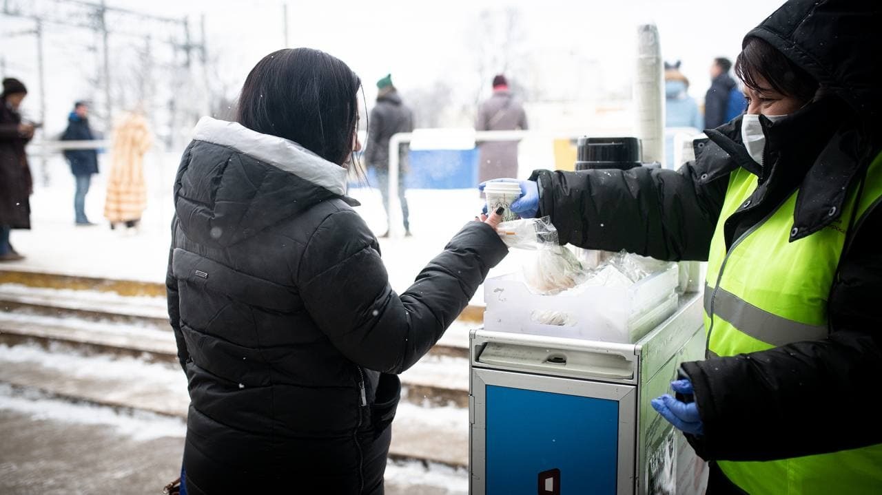 Жителям Подмосковья раздают горячий чай на остановках