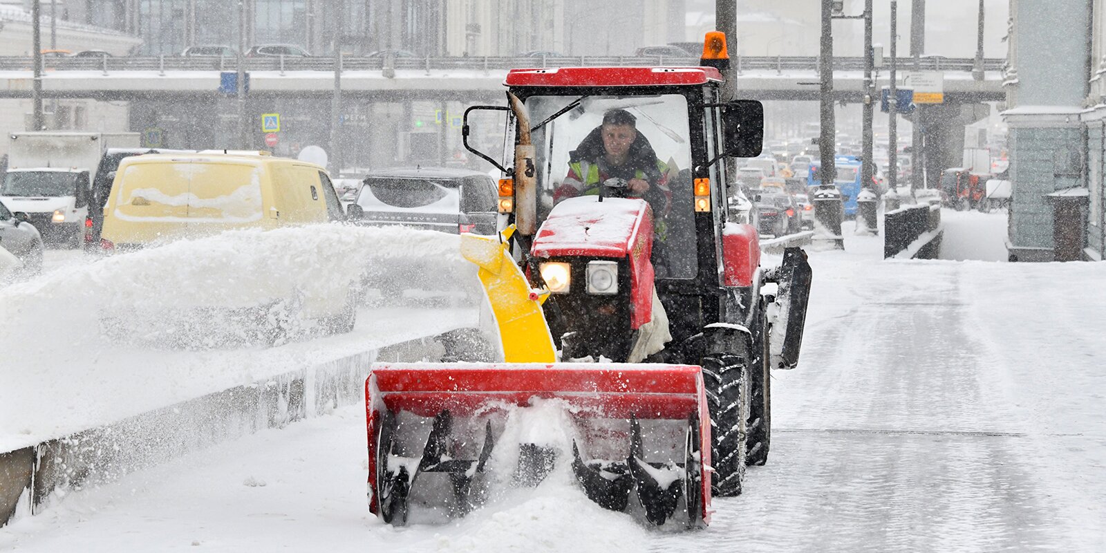 В столице из-за снегопада «мобилизовали» 180 единиц наземного транспорта