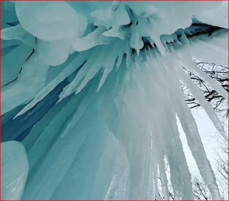 Камчатцам рекомендовали не устраивать фотосессии на фоне ледяных сталактитов