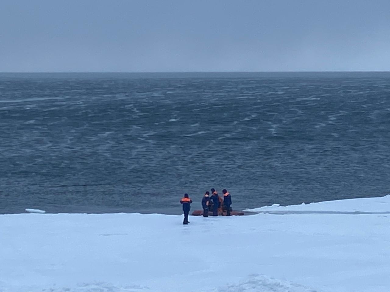 На Сахалине унесло в море льдину с десятками рыбаков