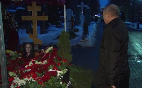 Путин возложил цветы к могиле Василия Ланового на Новодевичьем кладбище