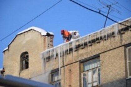 В Саратове продолжают очищать дворы от наледи и снега