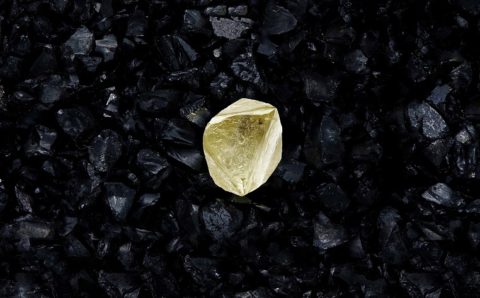 Компания «Алроса» назвала редкий алмаз в честь вакцины «Спутник V»