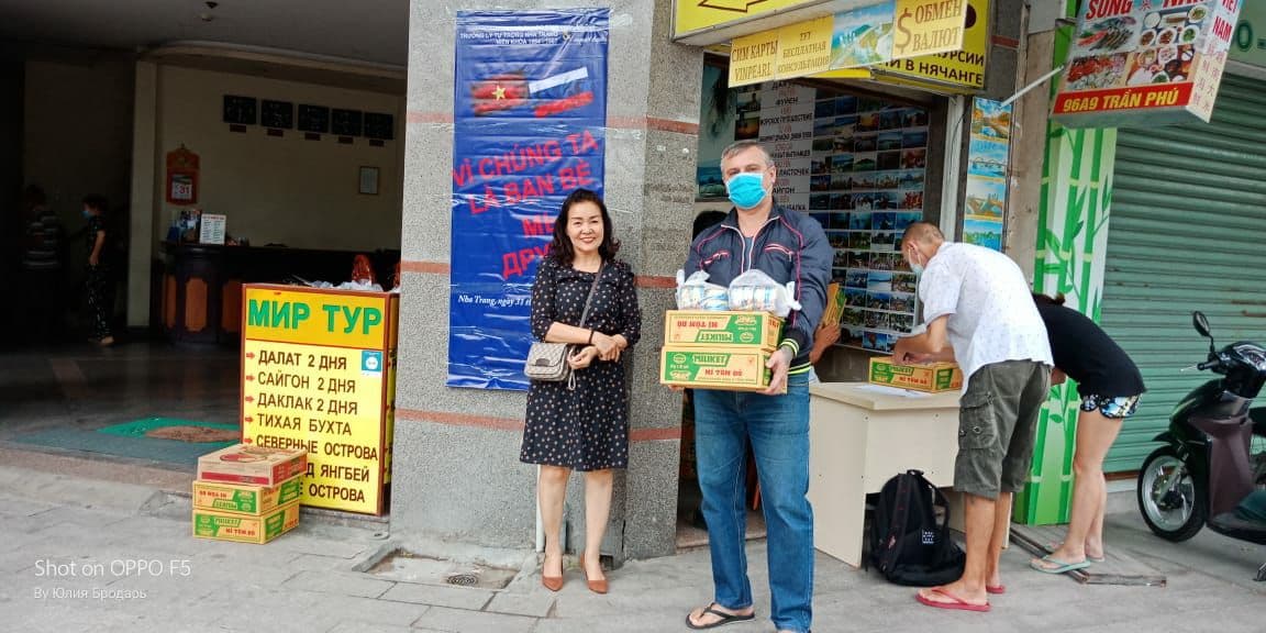 Вьетнам выдал гуманитарную помощь оставшимся в стране россиянам