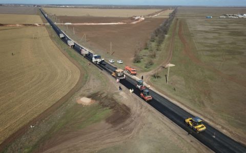 На дороге Черноморское — Евпатория началась укладка асфальтобетона