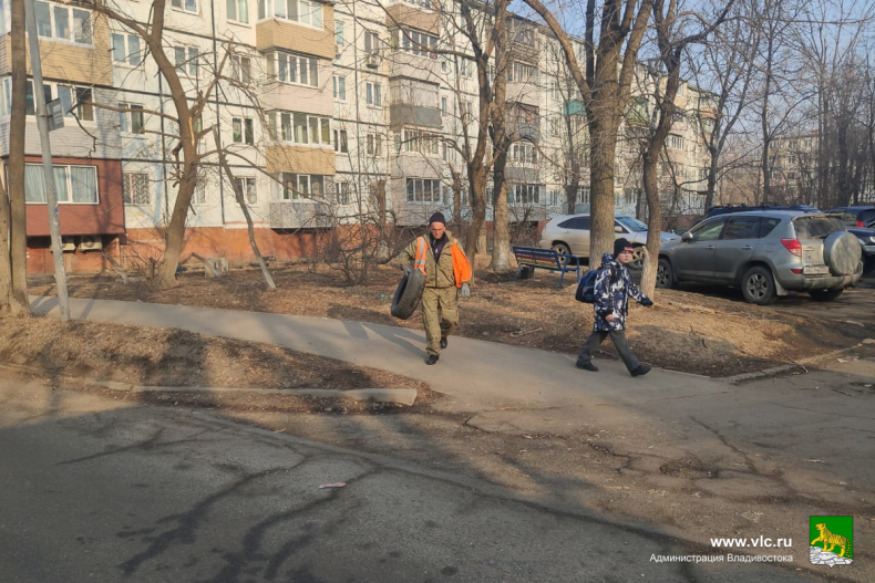 Дорожники вывезли с улиц Владивостока свыше 500 старых шин
