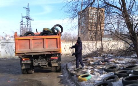 Владивостокские пустыри избавили от использованных колёс