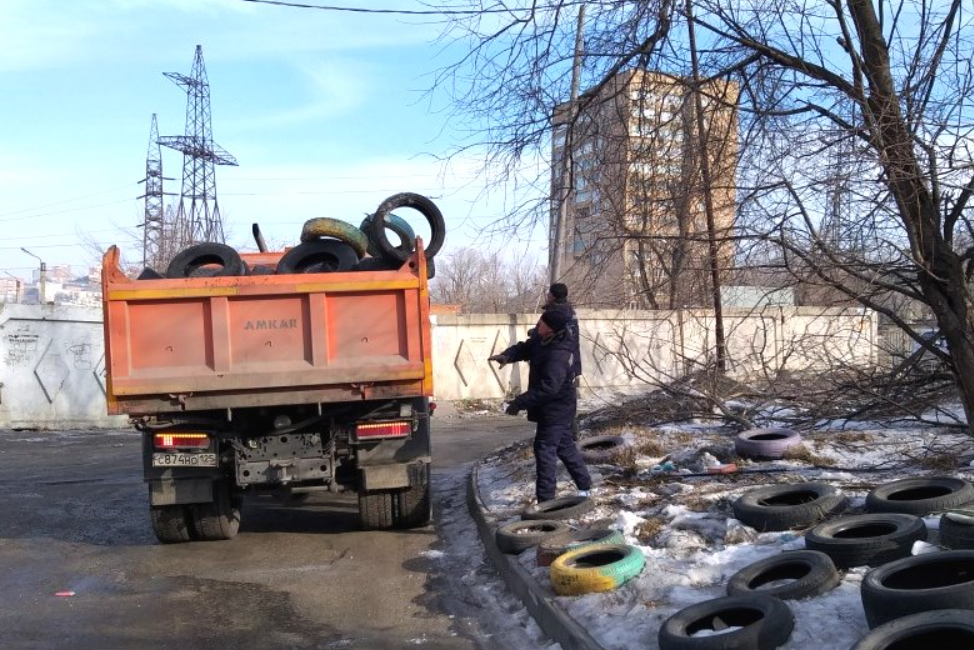 Владивостокские пустыри избавили от использованных колёс