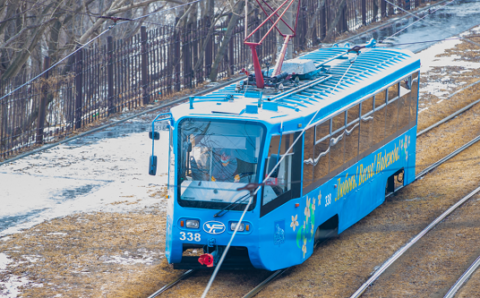 Во Владивостоке запустили праздничный трамвай