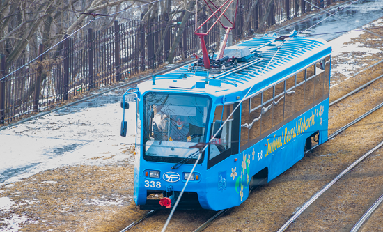 Во Владивостоке запустили праздничный трамвай