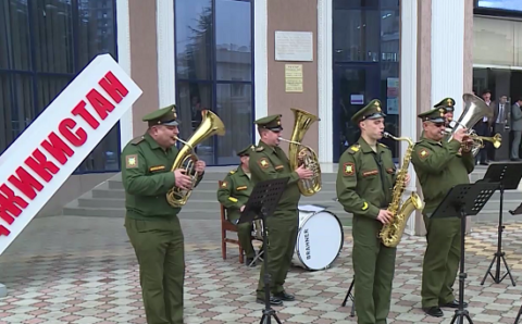 Российские военнослужащие в Таджикистане одарили женщин цветами