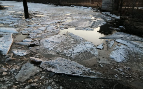 Сапёры подрывают лёд на реках Приморья