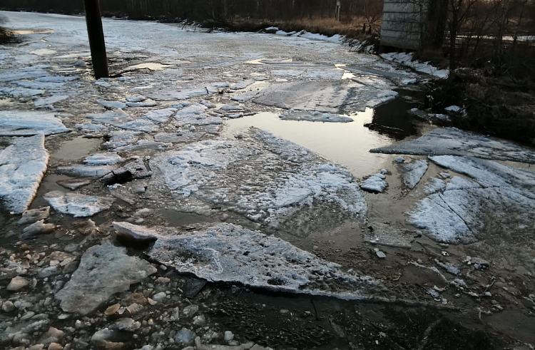 Сапёры подрывают лёд на реках Приморья