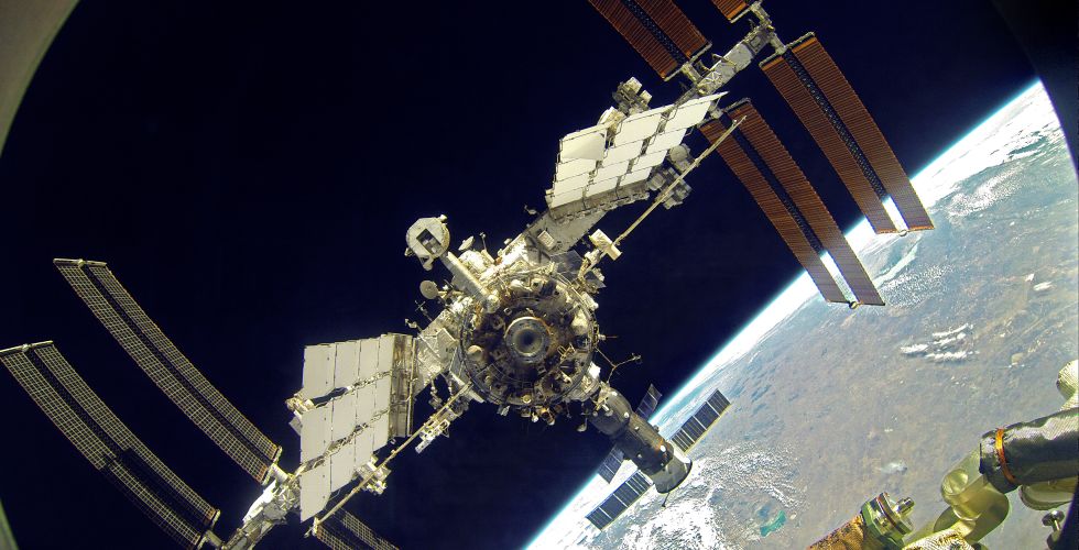 На МКС скорректировали высоту орбиты станции