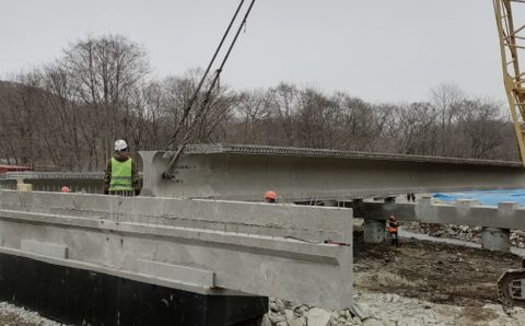На мосту «находкинской» трассы уложили первые пролеты