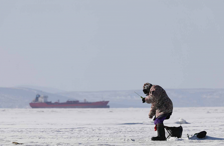 Приморские спасатели попросили рыбаков не выходить на лёд